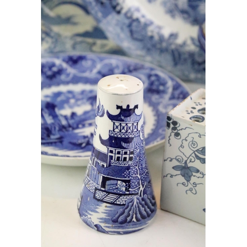 127 - Mixed blue & white ceramics to include a Chinese brick shaped vase (approx 14.5cm wide), Doulton 'Wa... 