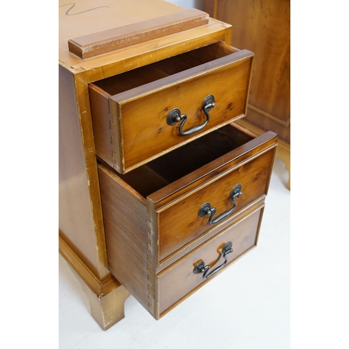 704 - 20th Century walnut veneered twin pedestal desk having a green leather top with three drawers to des... 