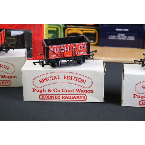 125 - 44 Boxed OO gauge items of rolling stock to include 15 x Bachmann, 9 x Triang/Hornby, 10 x Dapol, 6 ... 