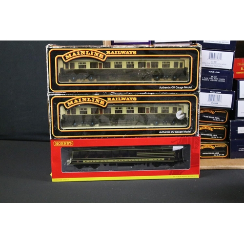 125 - 44 Boxed OO gauge items of rolling stock to include 15 x Bachmann, 9 x Triang/Hornby, 10 x Dapol, 6 ... 