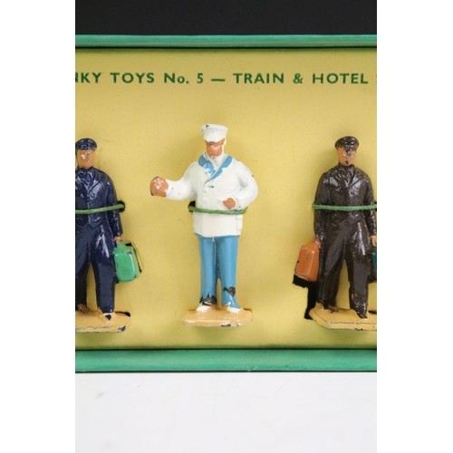 140 - Boxed Dinky O gauge No 5 Train and Hotel Staff metal figures, vg