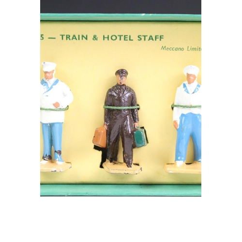 140 - Boxed Dinky O gauge No 5 Train and Hotel Staff metal figures, vg