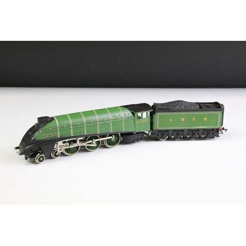 144 - Boxed Wrenn OO gauge W2209 4-6-2 Class A4 Golden Eagle locomotive plus a Wrenn 0-6-2 LNER 9522 locom... 