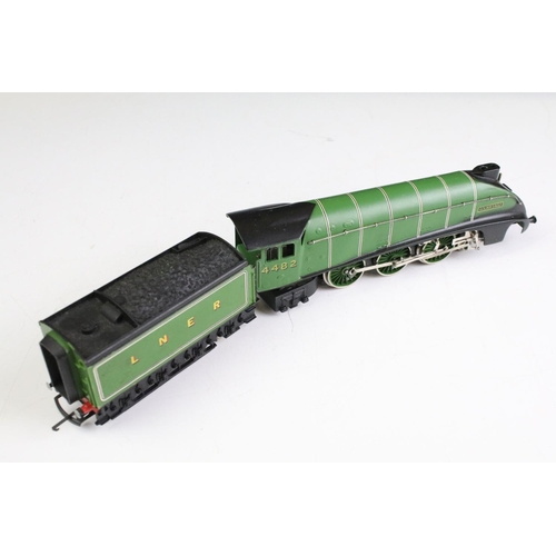 144 - Boxed Wrenn OO gauge W2209 4-6-2 Class A4 Golden Eagle locomotive plus a Wrenn 0-6-2 LNER 9522 locom... 