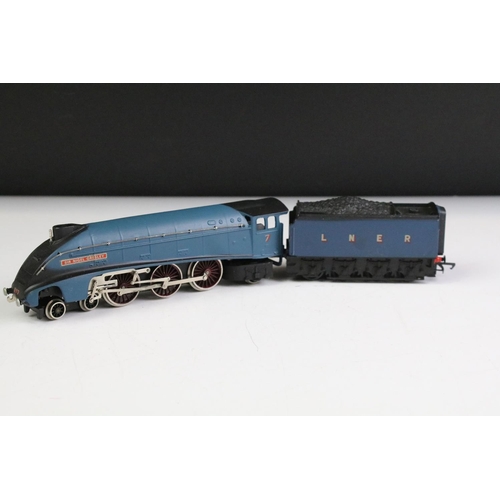 147 - Two boxed Wrenn OO gauge locomotives to include W2212 4-6-2 Sir Nigel Gresley LNER locomotive and W2... 