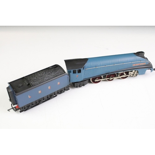 147 - Two boxed Wrenn OO gauge locomotives to include W2212 4-6-2 Sir Nigel Gresley LNER locomotive and W2... 