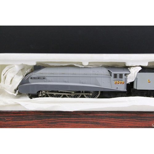 151 - Two boxed Liliput HO gauge locomotives to include 1037 Silver Link and 1050 2-6-0 in green (missing ... 