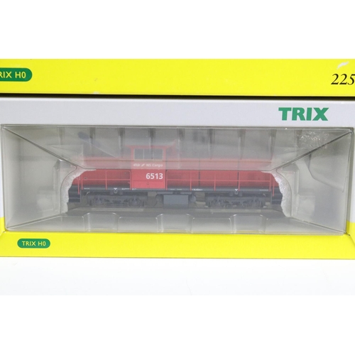 156 - Two boxed Trix HO gauge locomotives to include 22705 BR10 & Serie 6400 NS Cargo