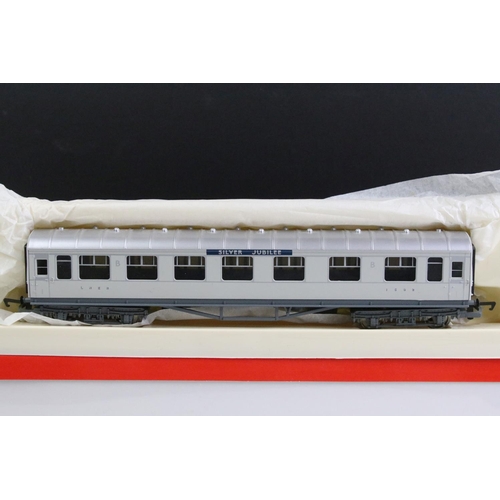 157 - Boxed Hornby OO gauge R4168 Silver Jubilee Coaches Coach Pack, complete