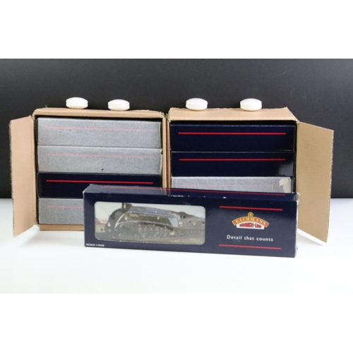 166 - Boxed Bachmann OO gauge 31-952A A4 2512 Silver Fox LNER Silver grey locomotive plus 8 x boxed shop s... 