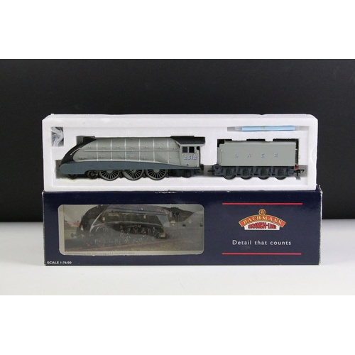 166 - Boxed Bachmann OO gauge 31-952A A4 2512 Silver Fox LNER Silver grey locomotive plus 8 x boxed shop s... 