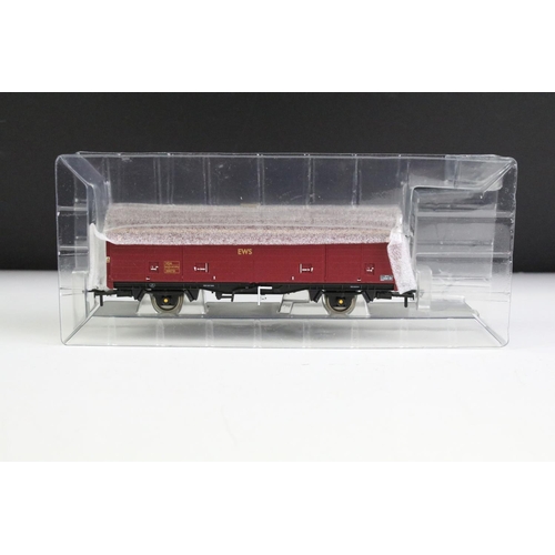 166 - Boxed Bachmann OO gauge 31-952A A4 2512 Silver Fox LNER Silver grey locomotive plus 8 x boxed shop s... 