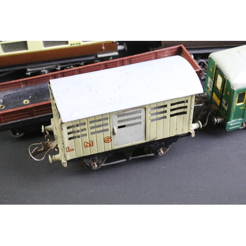 245 - 33 O gauge items of rolling stock mainly featuring Hornby examples to include 2 x French Pullman 402... 