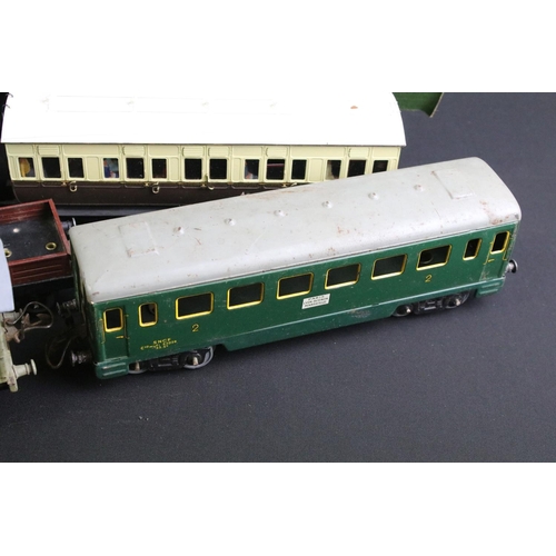 245 - 33 O gauge items of rolling stock mainly featuring Hornby examples to include 2 x French Pullman 402... 