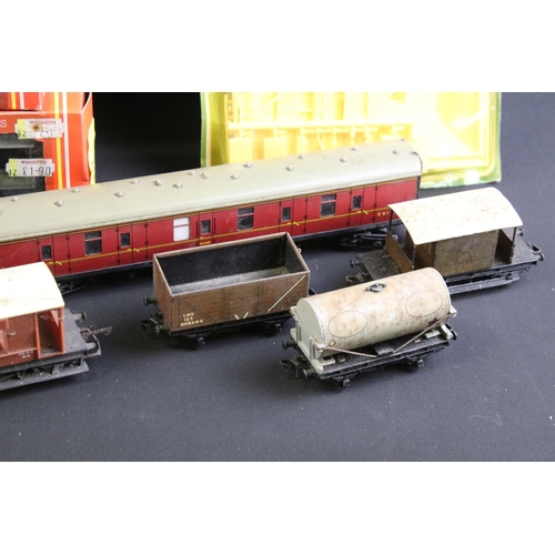 246 - Collection of OO gauge and Hornby Dublo model railway to include 4 x boxed locomotives (Hornby R154 ... 