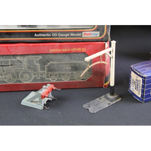 246 - Collection of OO gauge and Hornby Dublo model railway to include 4 x boxed locomotives (Hornby R154 ... 