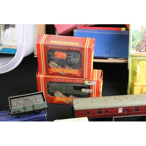 246 - Collection of OO gauge and Hornby Dublo model railway to include 4 x boxed locomotives (Hornby R154 ... 