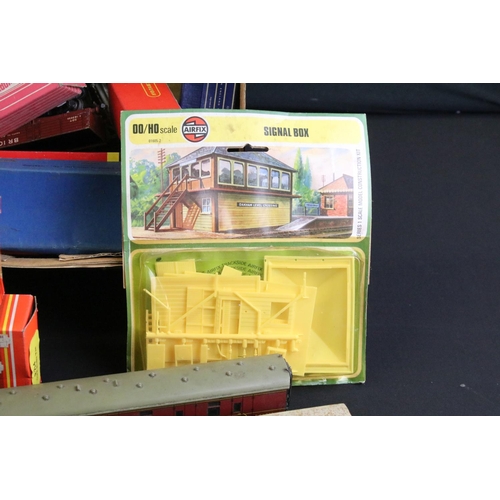 246 - Collection of OO gauge and Hornby Dublo model railway to include 4 x boxed locomotives (Hornby R154 ... 