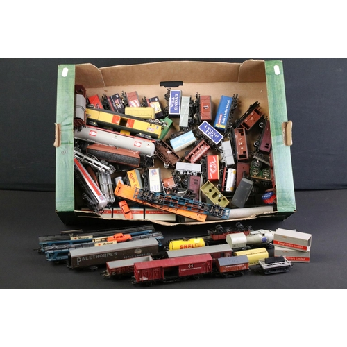 251 - 69 OO / HO gauge items of rolling stock to include Hornby, Lima, Fleischmann, Triang etc featuring w... 