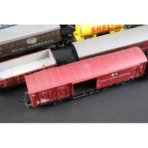 251 - 69 OO / HO gauge items of rolling stock to include Hornby, Lima, Fleischmann, Triang etc featuring w... 