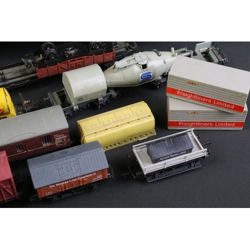 251 - 69 OO / HO gauge items of rolling stock to include Hornby, Lima, Fleischmann, Triang etc featuring w... 