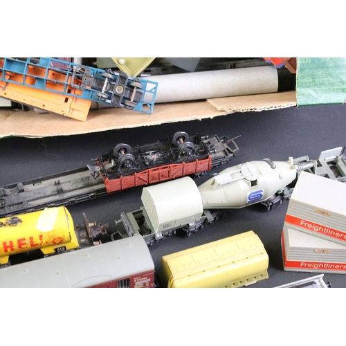 251 - 69 OO / HO gauge items of rolling stock to include Hornby, Lima, Fleischmann, Triang etc featuring w... 