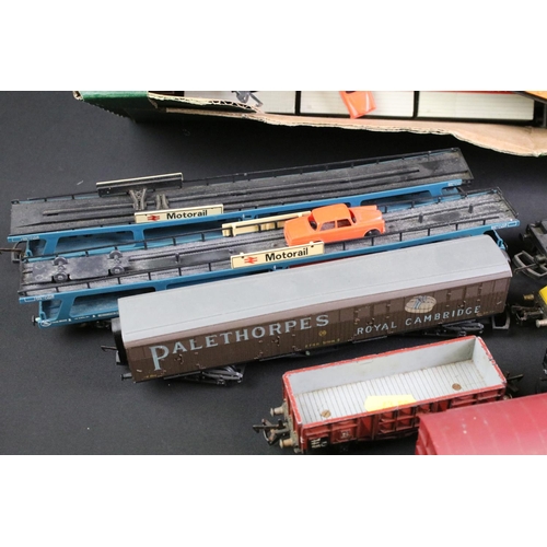 251 - 69 OO / HO gauge items of rolling stock to include Hornby, Lima, Fleischmann, Triang etc featuring w... 