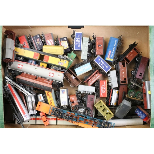 251 - 69 OO / HO gauge items of rolling stock to include Hornby, Lima, Fleischmann, Triang etc featuring w... 