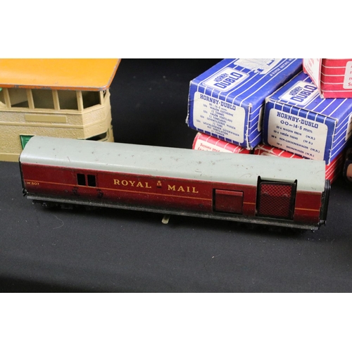 258 - Collection of Hornby Dublo model railway to include boxed set containing Silver King locomotive, 2 x... 