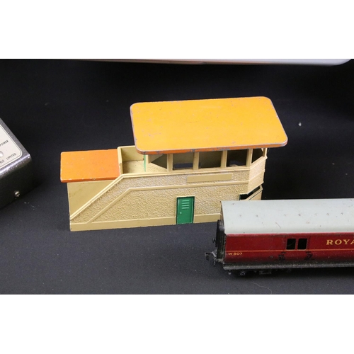 258 - Collection of Hornby Dublo model railway to include boxed set containing Silver King locomotive, 2 x... 