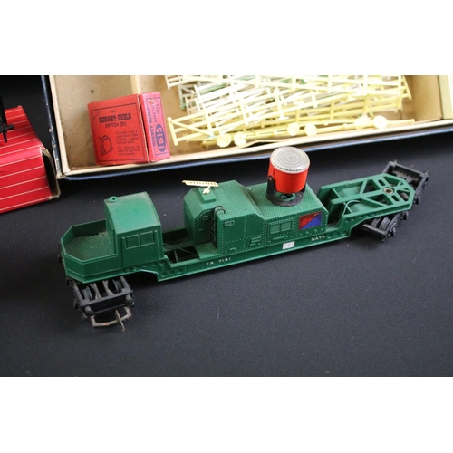 259 - Collection of Hornby Dublo model railway to include 20 x boxed items of rolling stock featuring 4063... 