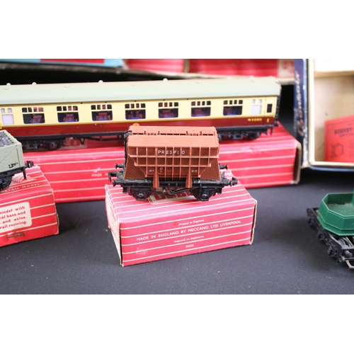 259 - Collection of Hornby Dublo model railway to include 20 x boxed items of rolling stock featuring 4063... 