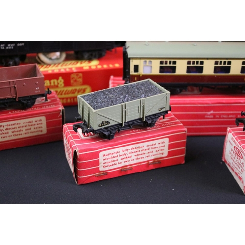 259 - Collection of Hornby Dublo model railway to include 20 x boxed items of rolling stock featuring 4063... 