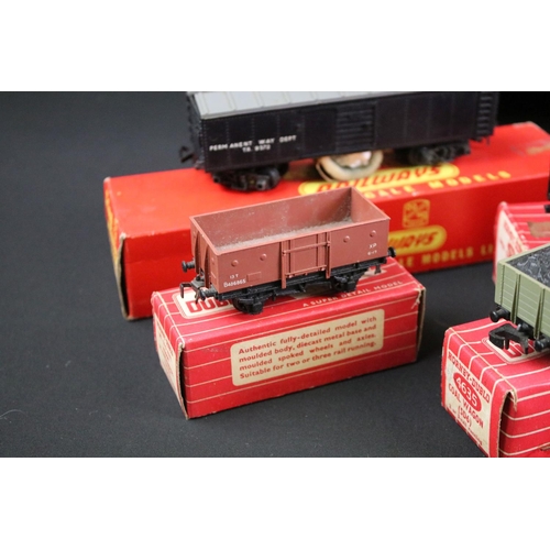 259 - Collection of Hornby Dublo model railway to include 20 x boxed items of rolling stock featuring 4063... 