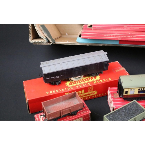 259 - Collection of Hornby Dublo model railway to include 20 x boxed items of rolling stock featuring 4063... 