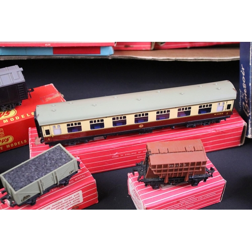 259 - Collection of Hornby Dublo model railway to include 20 x boxed items of rolling stock featuring 4063... 