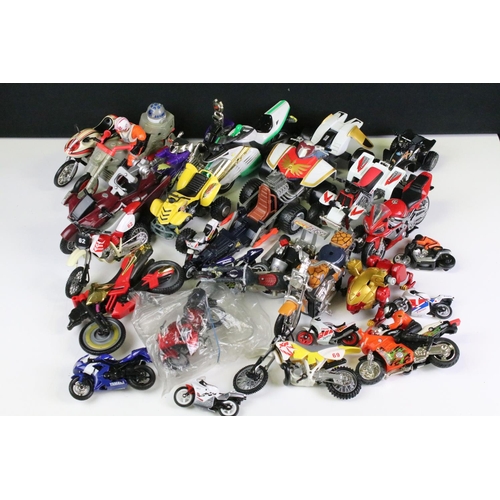 1100 - Group of various plastic model motorcycles and quad bikes of various scales