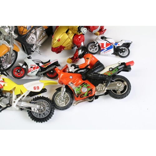 1100 - Group of various plastic model motorcycles and quad bikes of various scales