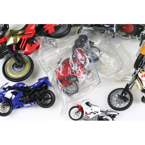 1100 - Group of various plastic model motorcycles and quad bikes of various scales