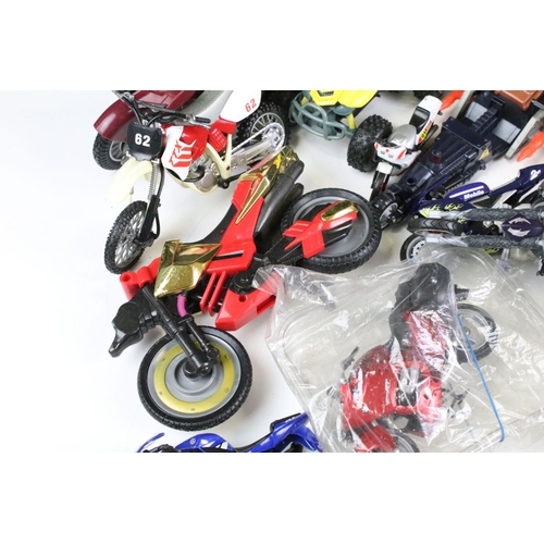 1100 - Group of various plastic model motorcycles and quad bikes of various scales