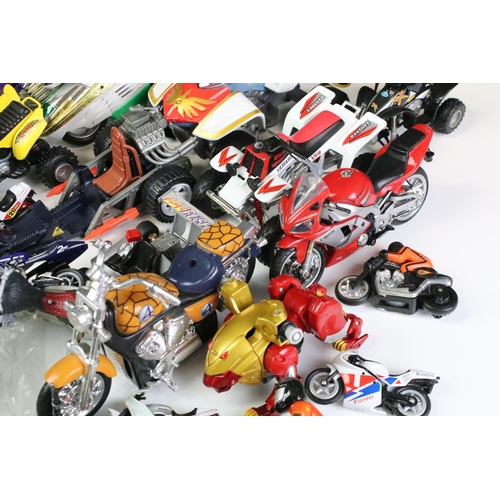 1100 - Group of various plastic model motorcycles and quad bikes of various scales