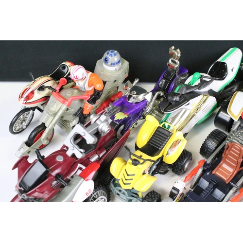 1100 - Group of various plastic model motorcycles and quad bikes of various scales