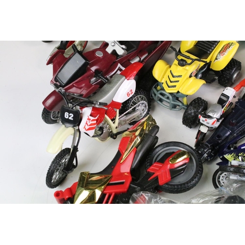 1100 - Group of various plastic model motorcycles and quad bikes of various scales