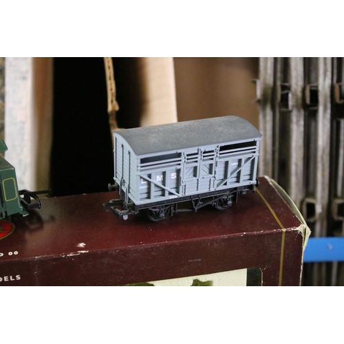 309 - Quantity of O & OO gauge model railway to include various O gauge track, locomotive spares & repairs... 