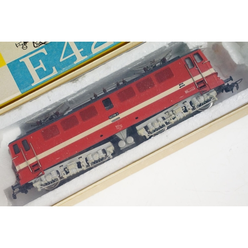 196 - Five boxed HO gauge locomotives and cars to include 3 x Piko (BR185 Verbrennungstriebwagen, E42 and ... 