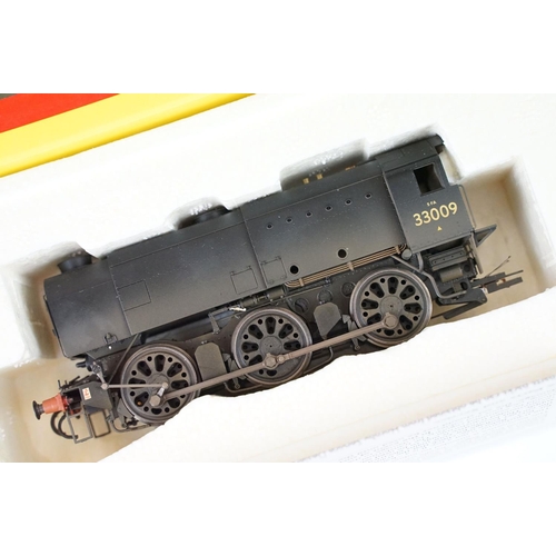 198 - Two boxed Hornby OO gauge locomotives to include R2344 BR 0-6-0 Class Q1 Locomotive 33009 weathered ... 