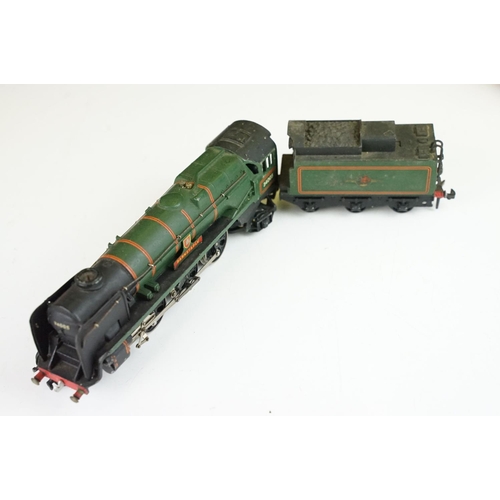 199 - Two boxed Hornby Dublo locomotives to include 2235 4-6-2 SR West Country Locomotive Barnstaple and t... 