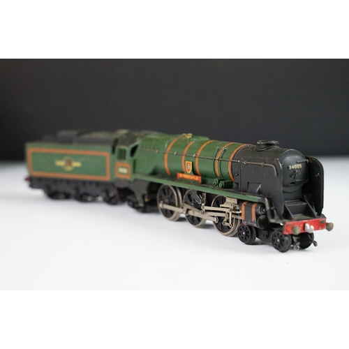 199 - Two boxed Hornby Dublo locomotives to include 2235 4-6-2 SR West Country Locomotive Barnstaple and t... 