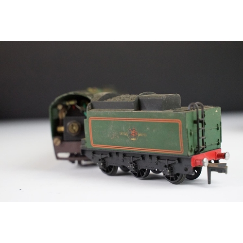 199 - Two boxed Hornby Dublo locomotives to include 2235 4-6-2 SR West Country Locomotive Barnstaple and t... 