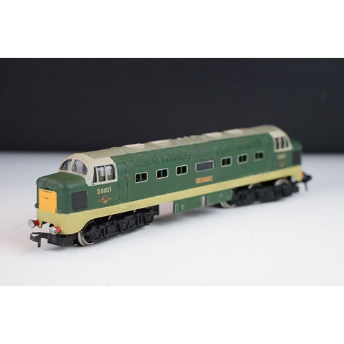 200 - Two boxed Hornby Dublo locomotives to include 3234 Deltic 'St Paddy' Diesel locomotive and EDL17 0-6... 